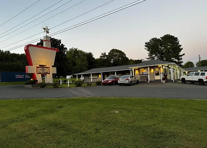 Bea\'S Parkway Inn