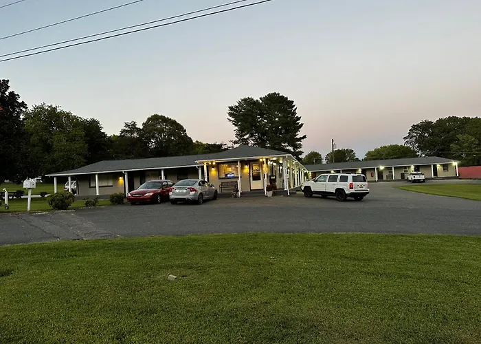 Bea\'S Parkway Inn
