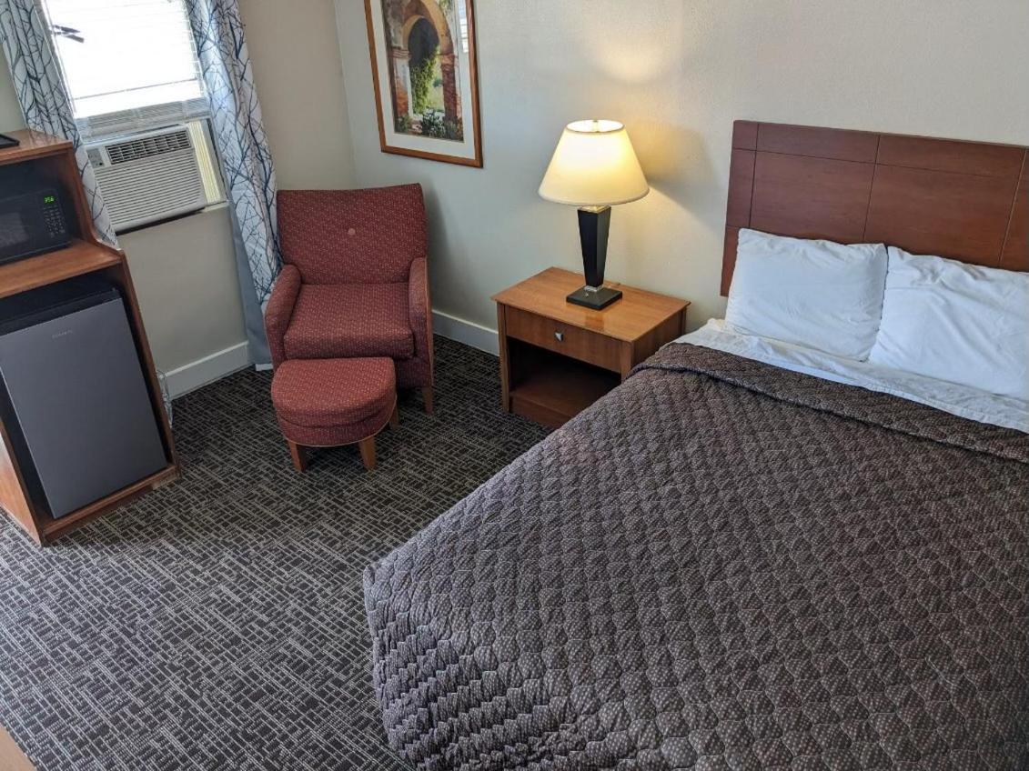 Bea's Parkway Hotel